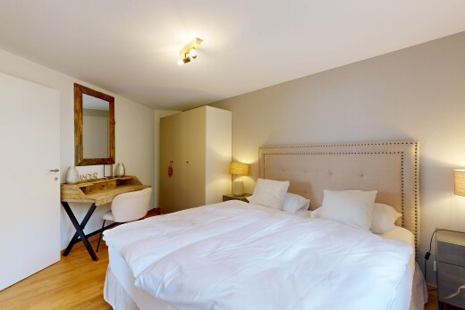 chambre avec inside property, drywall, cloison sèche, wood finish floor, et sol en finition bois