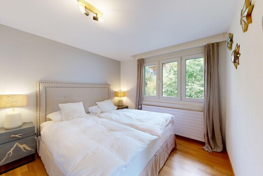 chambre avec wood finish floor, sol en finition bois, inside property, natural light, et lumière naturelle
