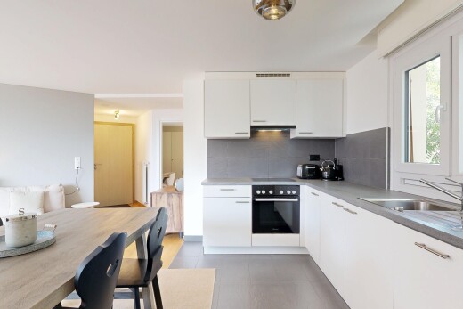 cuisine avec backsplash, dosseret, armoires blanches, natural light, et lumière naturelle