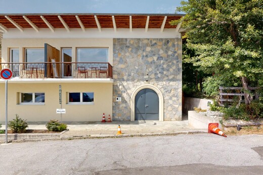 façade avec bardage en pierre, day time, bardage en stuc, balcon, et property visible