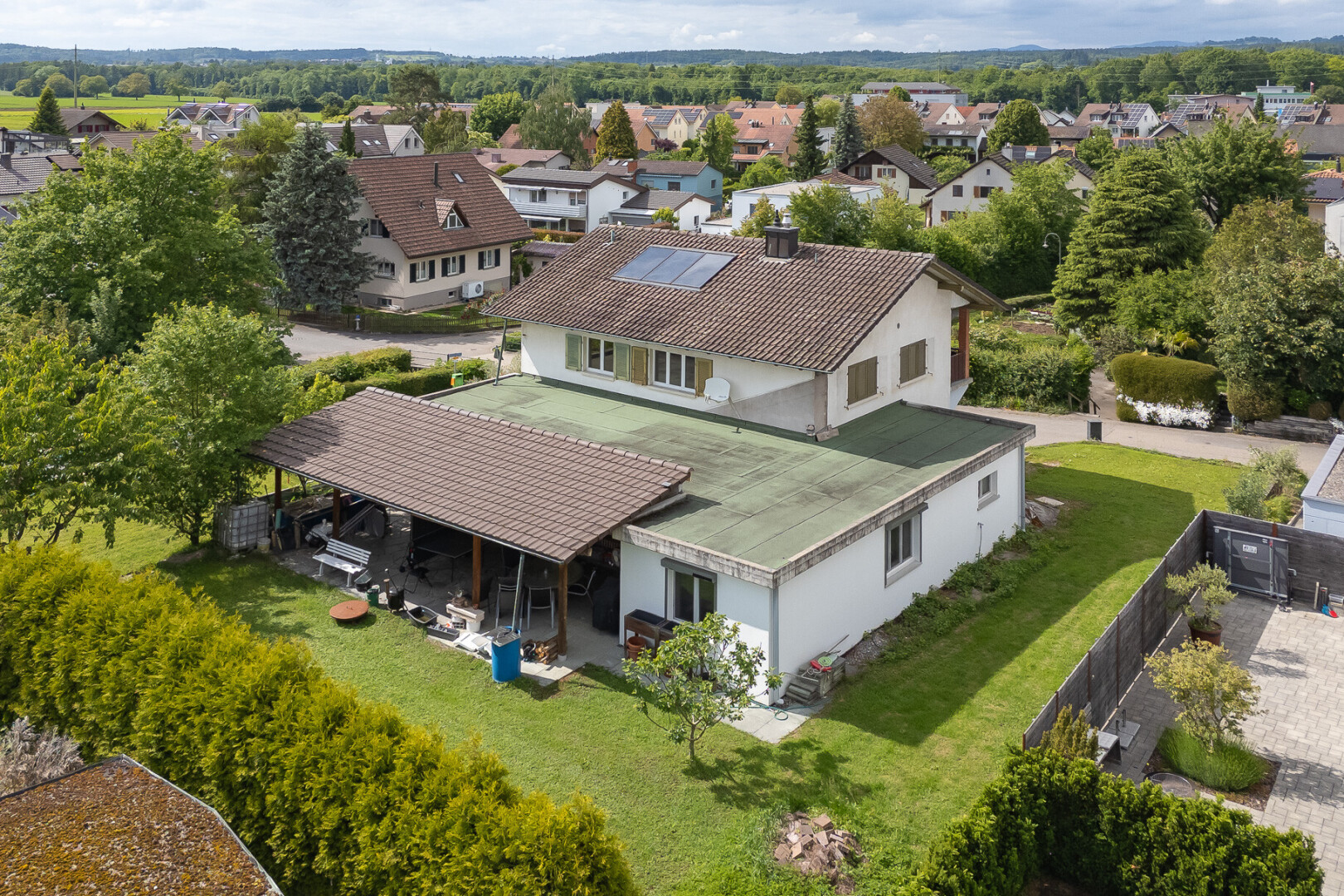 außenansicht mit day time, stuckverkleidung, drone view, terrasse, und rasen