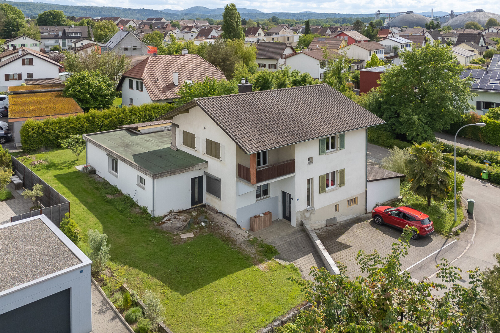 außenansicht mit stuckverkleidung, drone view, residential view, wohngebietblick, und rasen