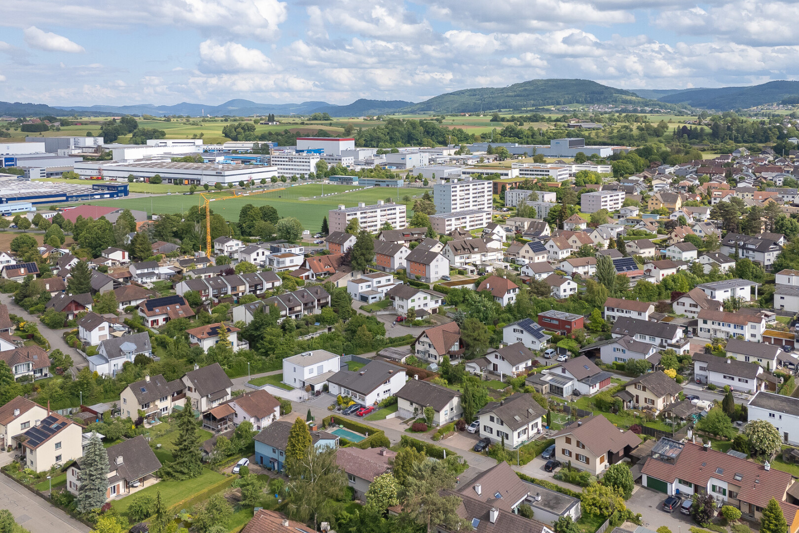 äußeresraum mit mountain view, blick auf die berge, aerial view, und day time