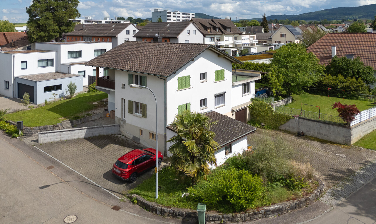 außenansicht mit day time, balkon, drone view, stuckverkleidung, und residential view