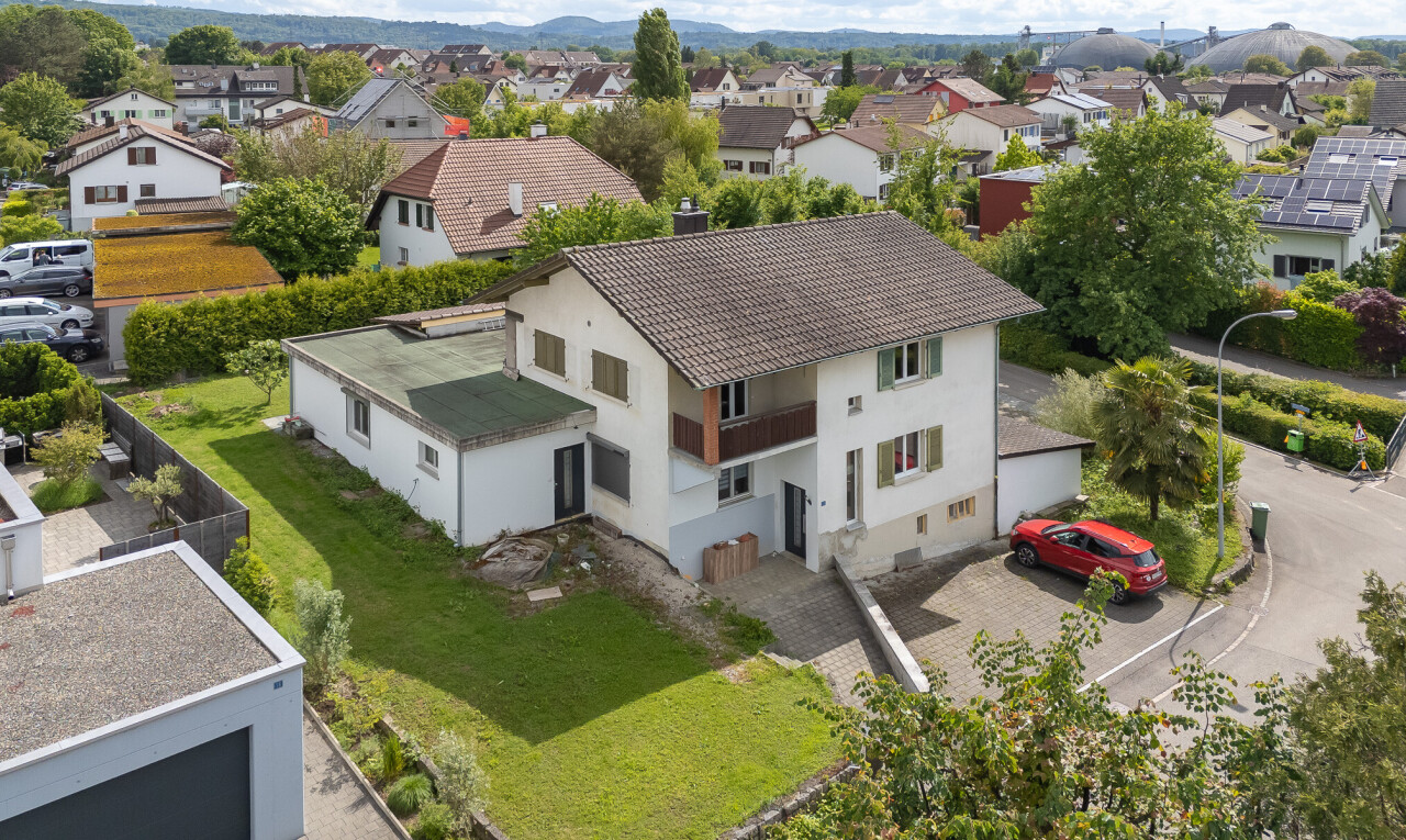 außenansicht mit stuckverkleidung, drone view, residential view, wohngebietblick, und rasen