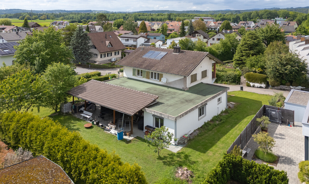 außenansicht mit day time, stuckverkleidung, drone view, terrasse, und rasen