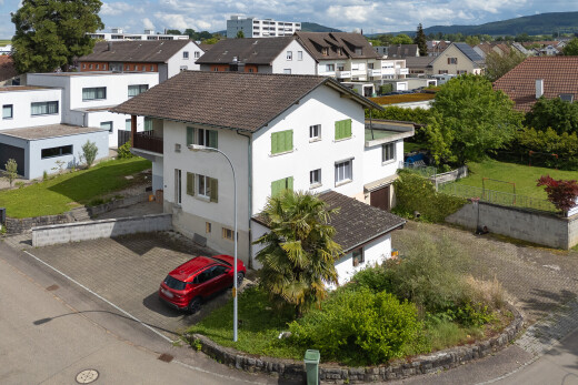 außenansicht mit day time, balkon, drone view, stuckverkleidung, und residential view