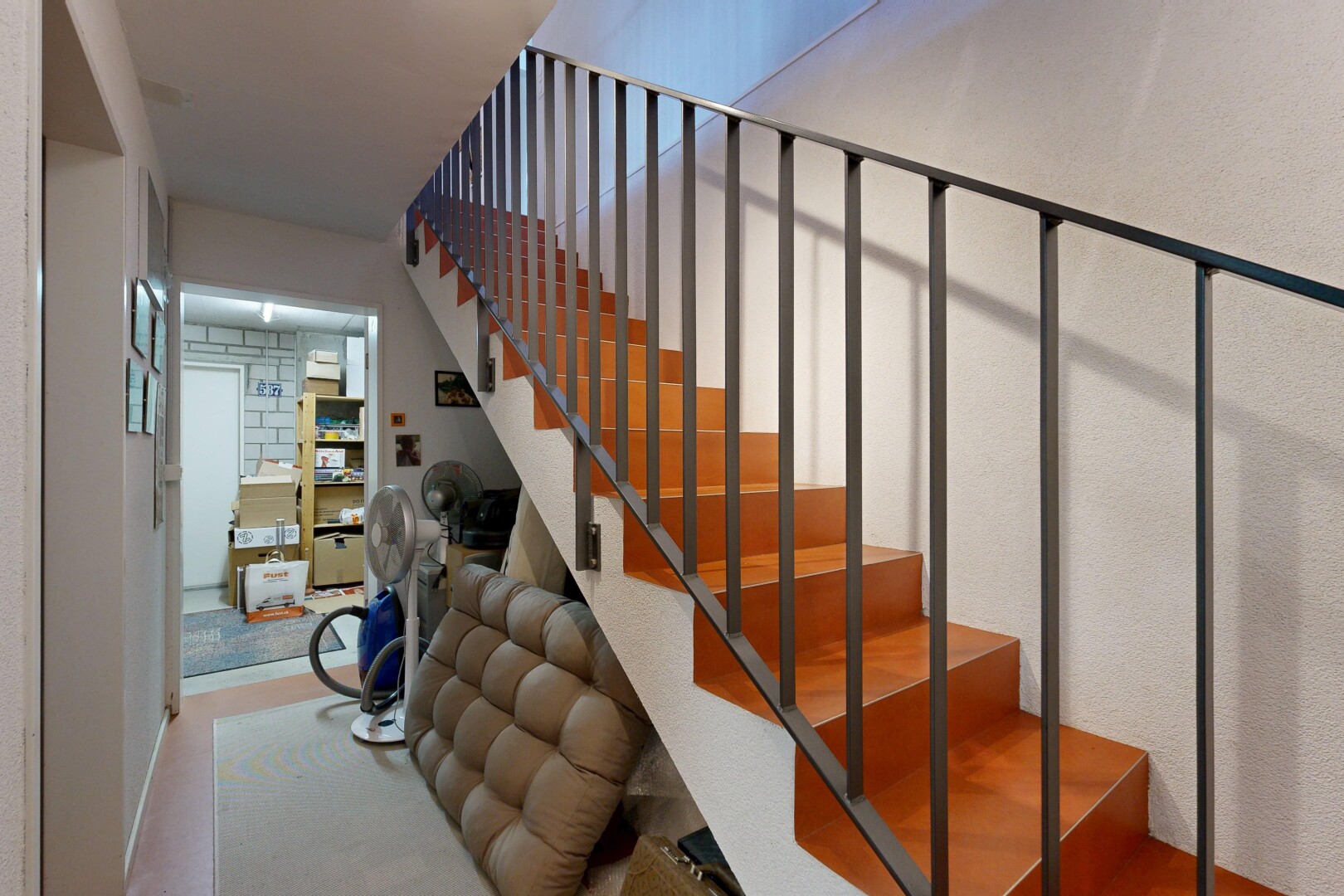 escaliers avec inside property, escaliers, cloison sèche, et drywall