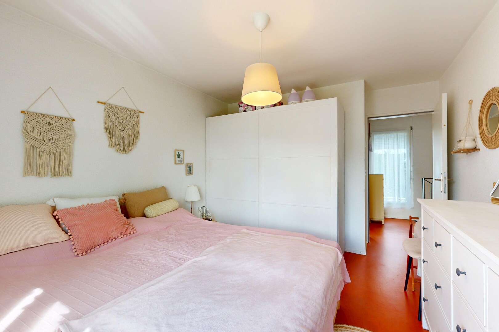 chambre avec inside property, cloison sèche, drywall, lumière naturelle, et natural light