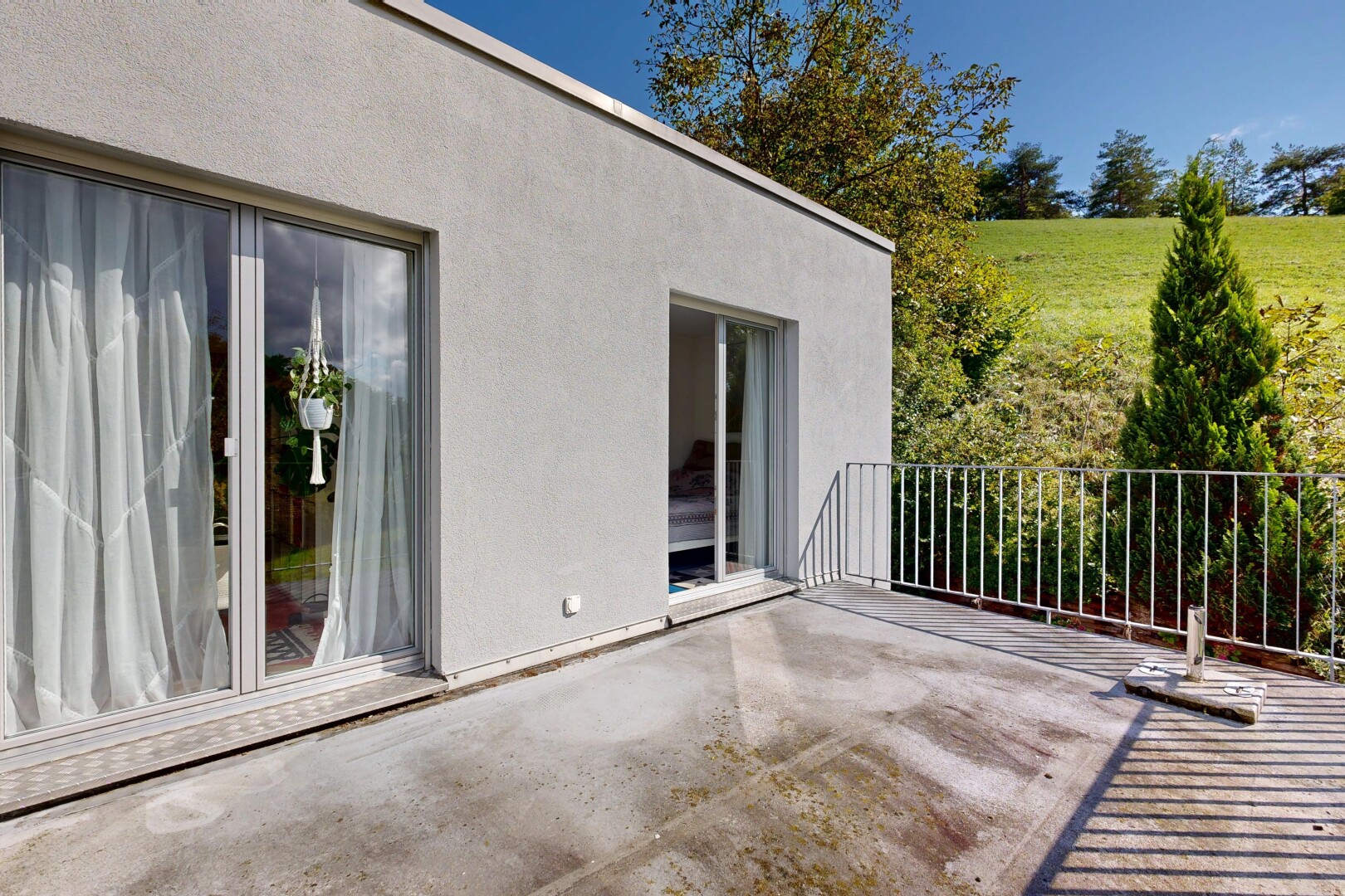 terrasse avec property visible, day time, et terrasse