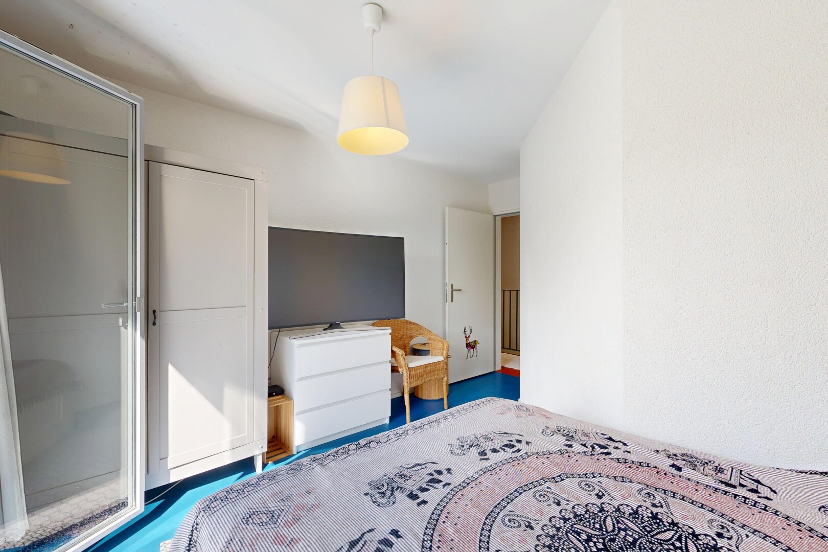 chambre avec télévision, inside property, cloison sèche, et drywall