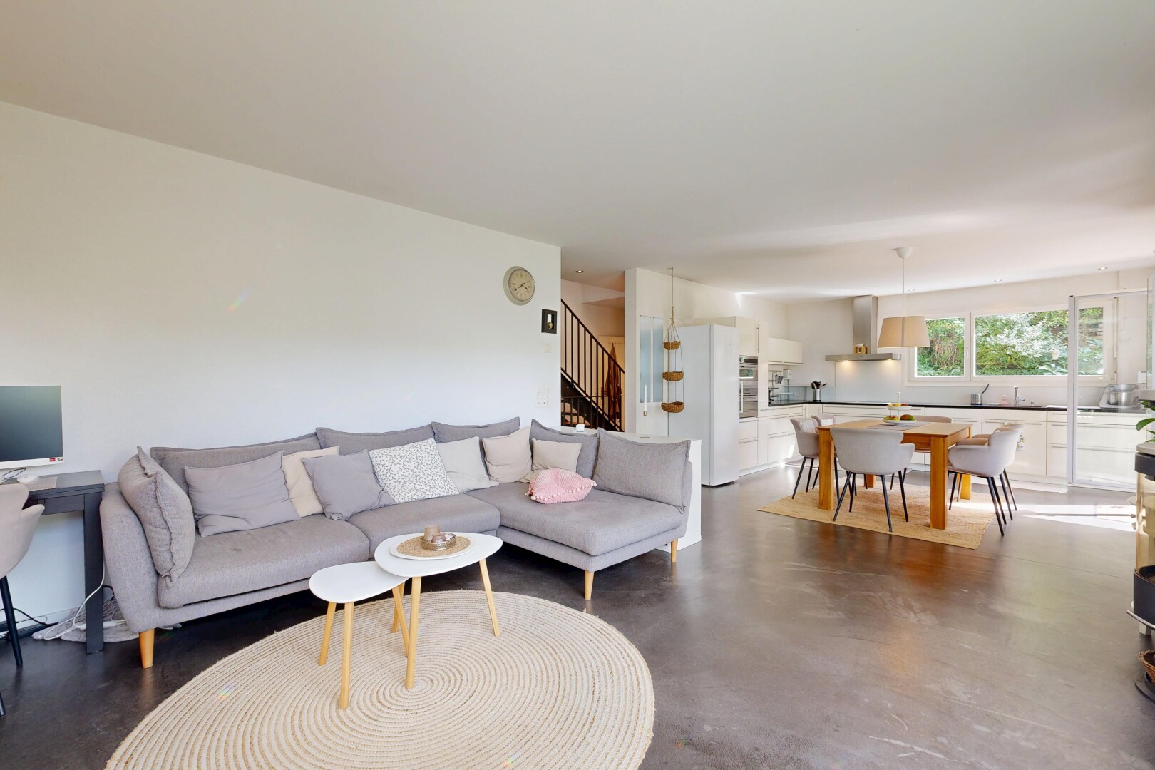 salon / salle à manger avec lumière naturelle, natural light, inside property, sol en béton, et concrete floor