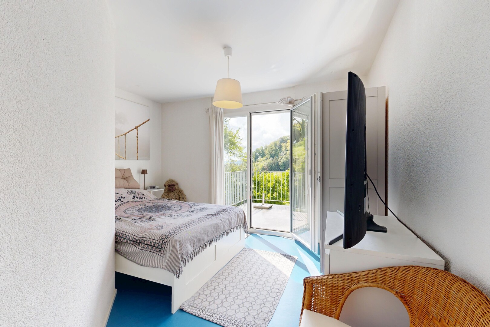 chambre avec mur texturé, textured wall, inside property, accès à l'extérieur, et lumière naturelle