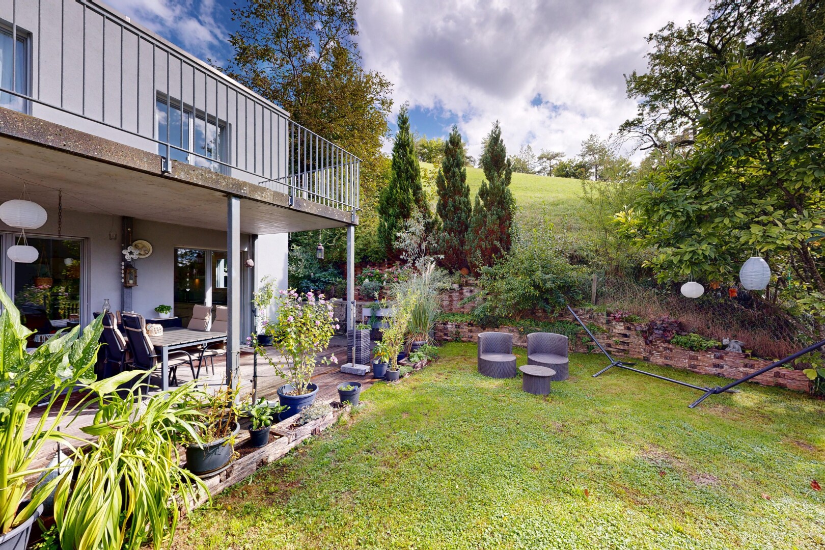 jardin avec pelouse, terrasse, property visible, et day time