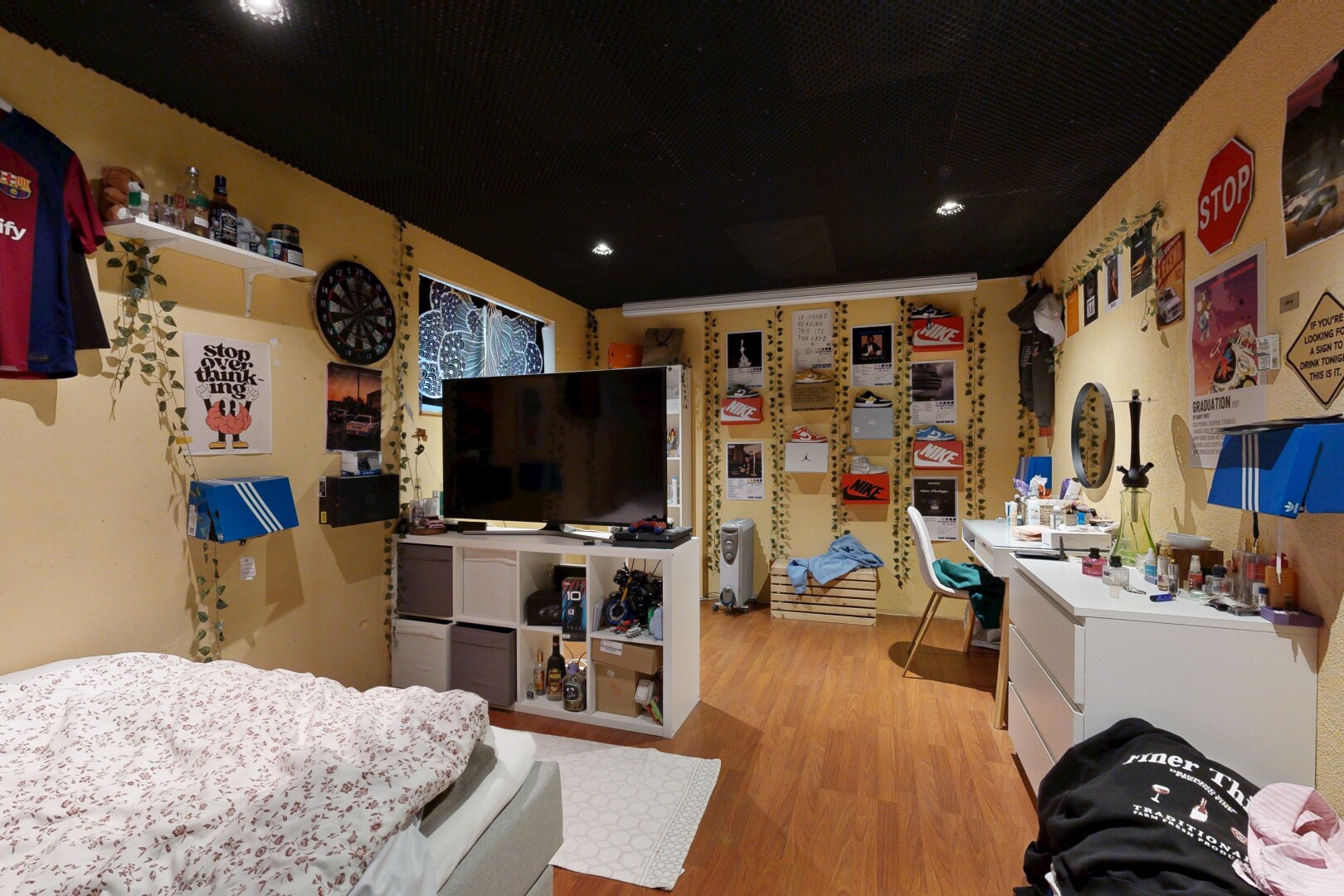 salon avec inside property, télévision, sol en finition bois, et wood finish floor