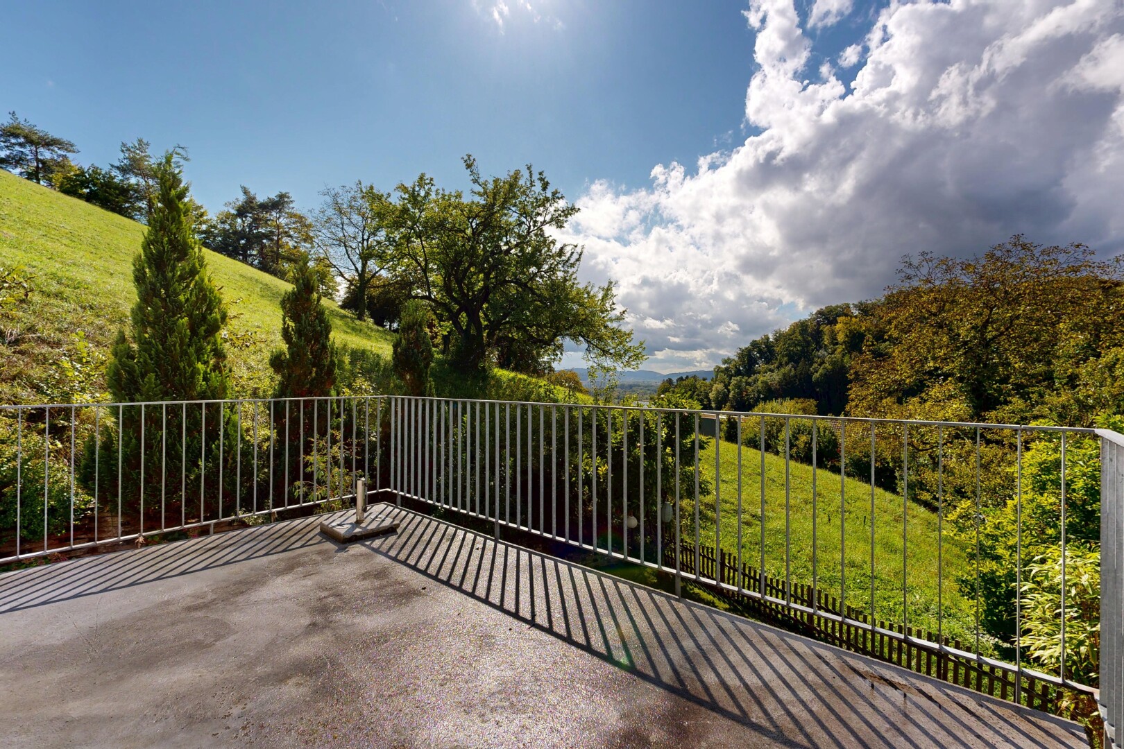 terrasse avec terrasse, day time, pelouse, from property, et forest view