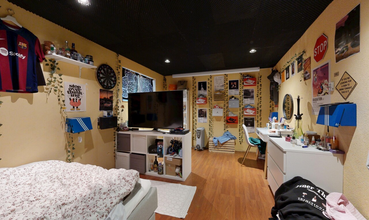 salon avec inside property, télévision, sol en finition bois, et wood finish floor