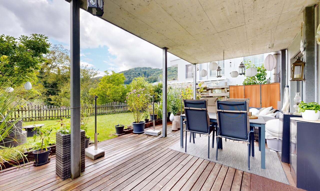 terrasse avec clôture, coin repas extérieur, from property, terrasse, et day time