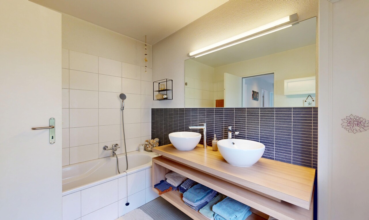 salle de bains avec miroir, inside property, salle de bain complète, tile tub, et double vasque
