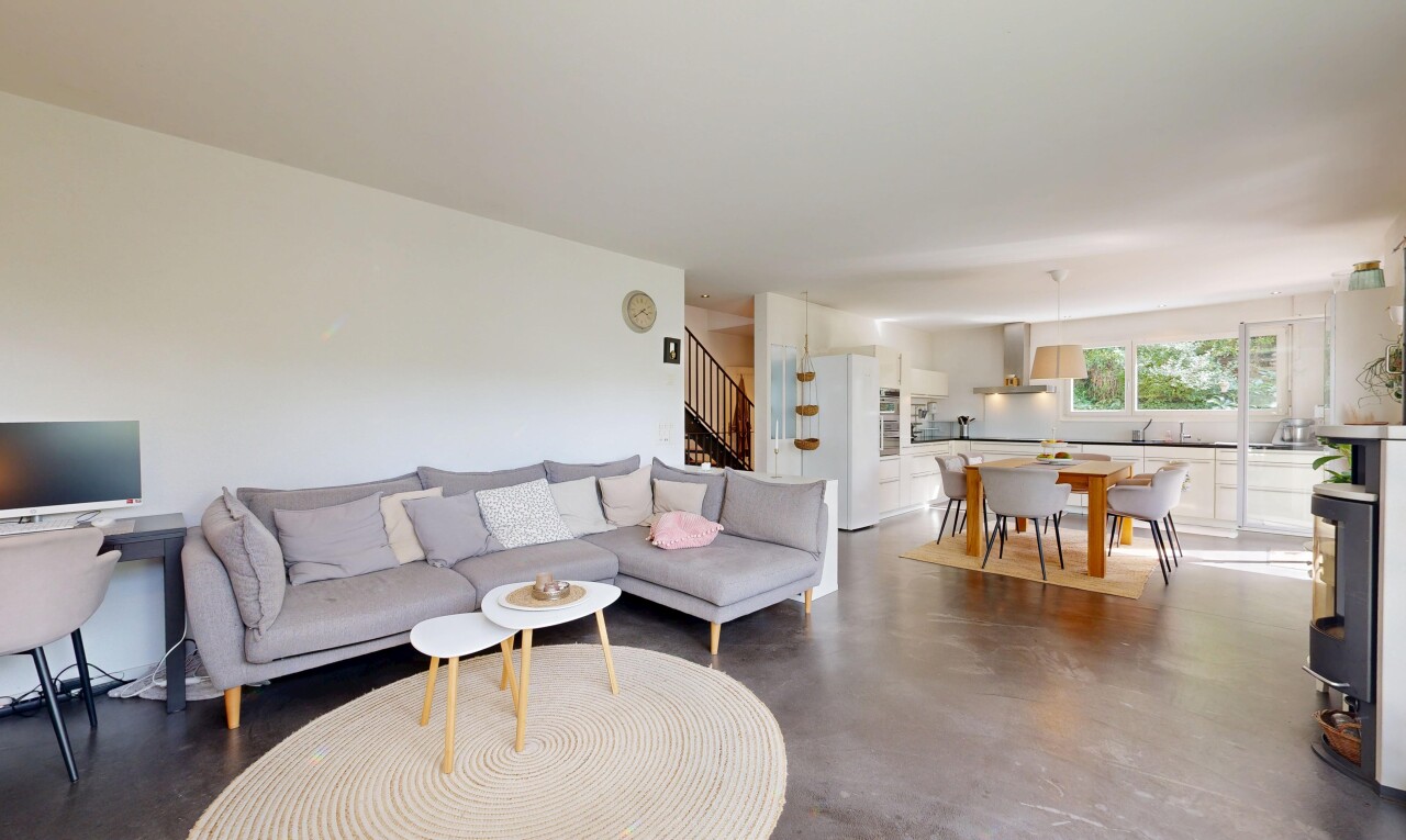 salon / salle à manger avec lumière naturelle, natural light, inside property, sol en béton, et concrete floor