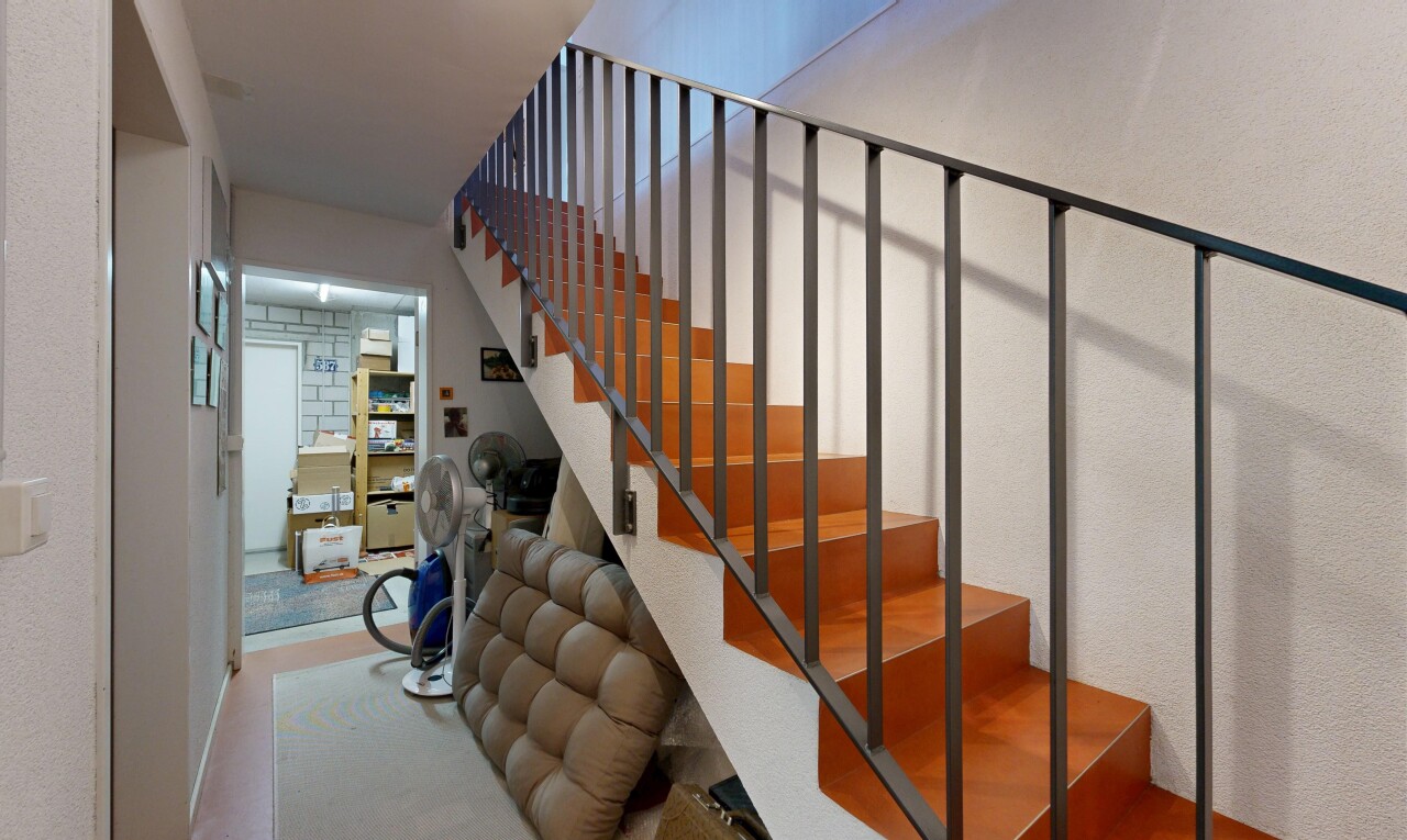 escaliers avec inside property, escaliers, cloison sèche, et drywall