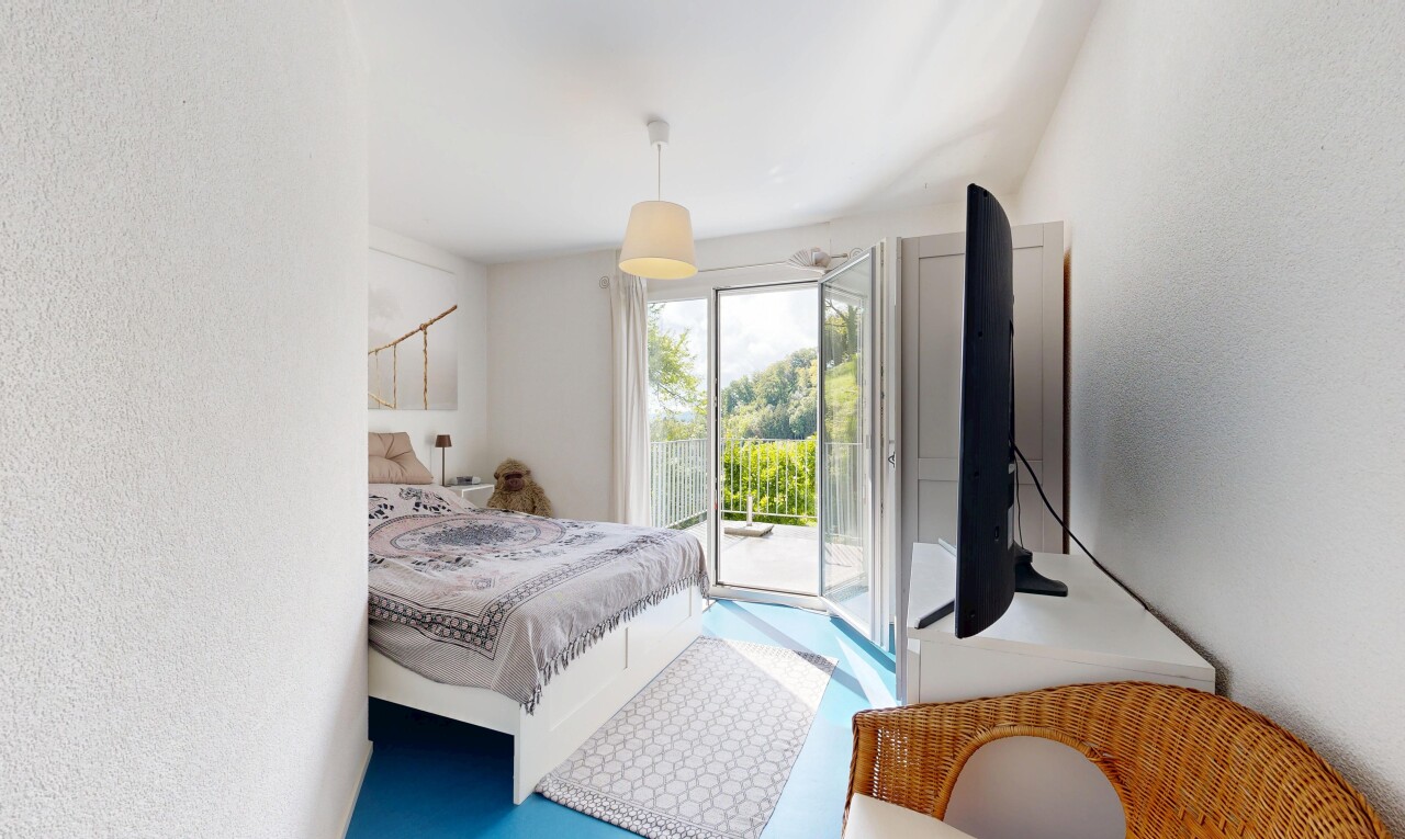chambre avec mur texturé, textured wall, inside property, accès à l'extérieur, et lumière naturelle