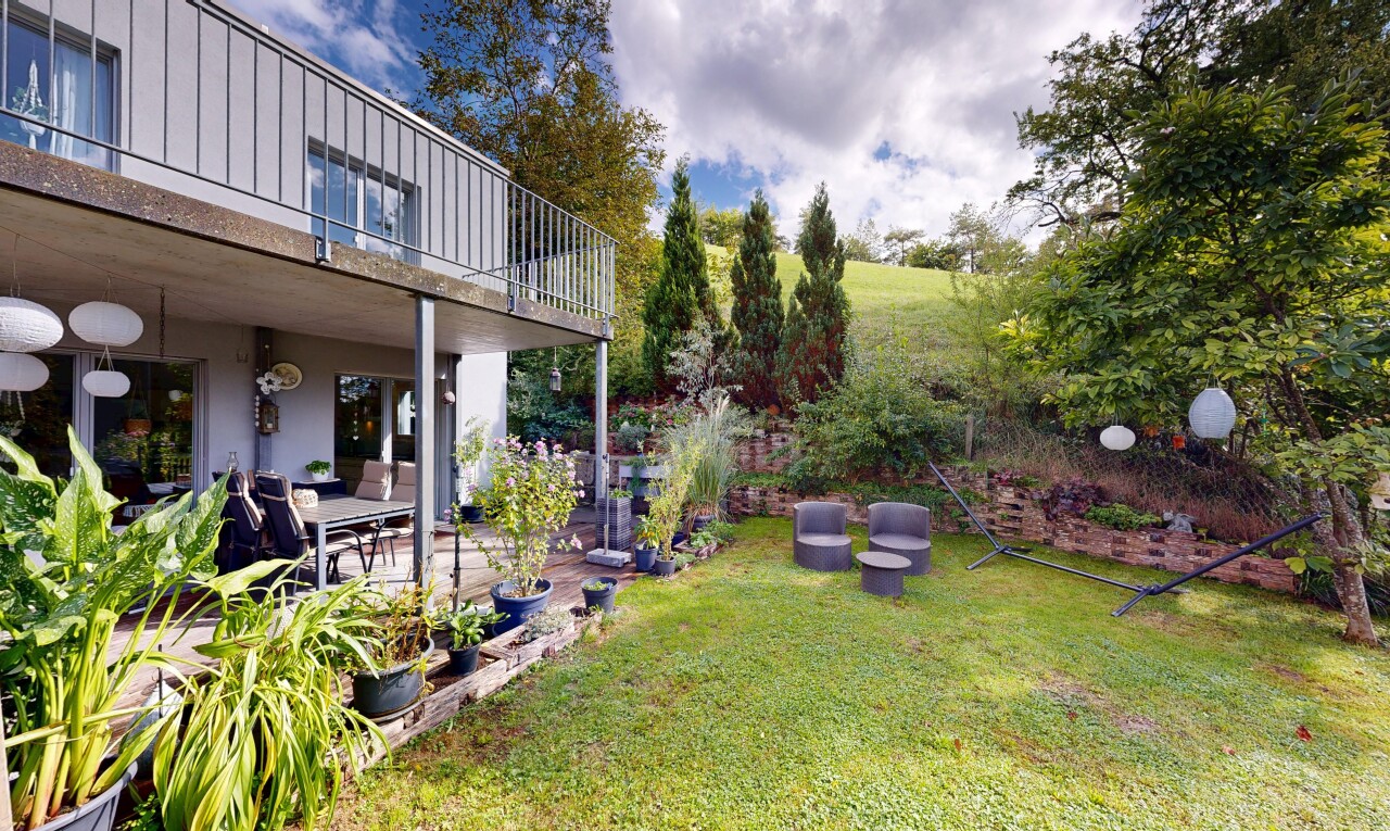 jardin avec pelouse, terrasse, property visible, et day time