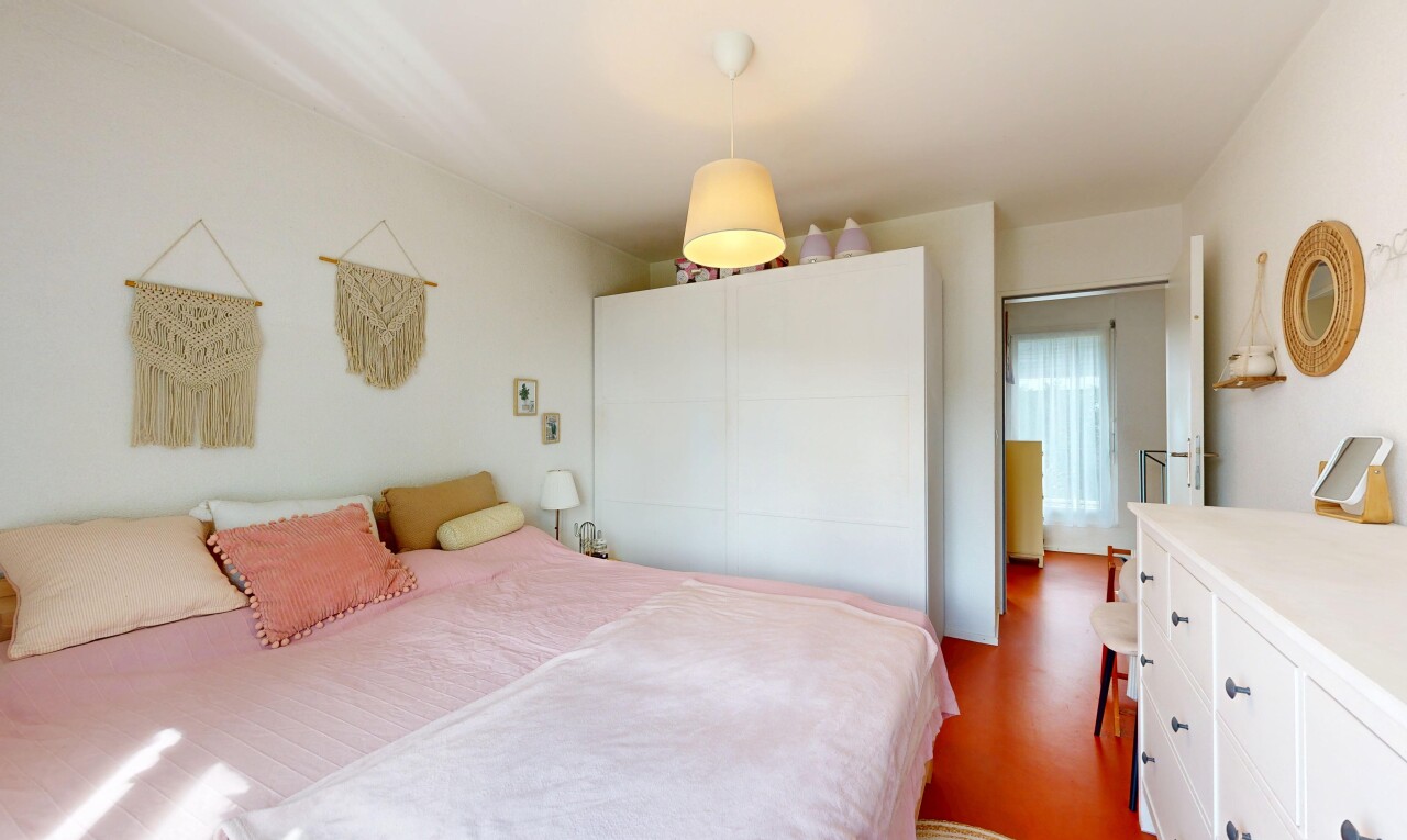 chambre avec inside property, cloison sèche, drywall, lumière naturelle, et natural light