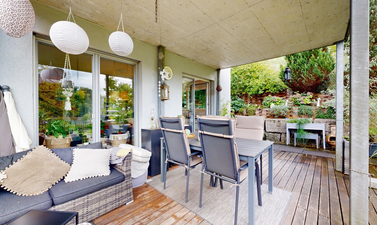 terrasse avec terrasse, coin repas extérieur, et property visible