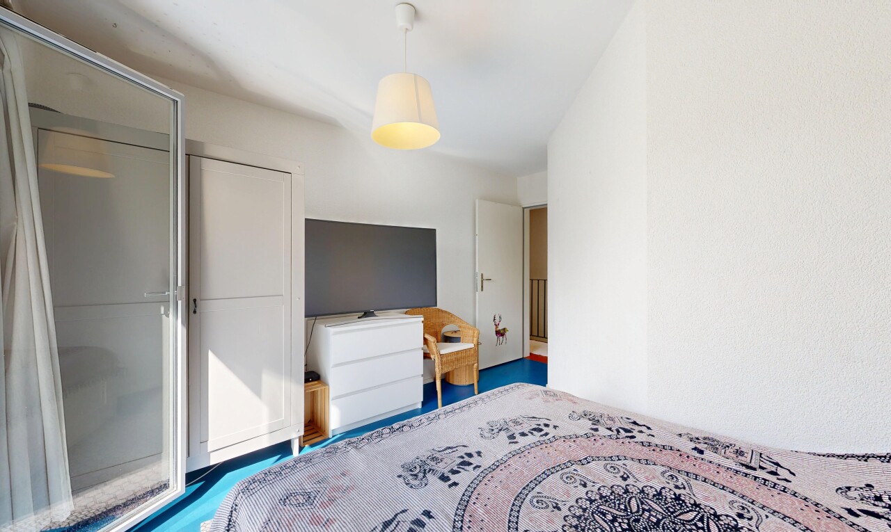 chambre avec télévision, inside property, cloison sèche, et drywall