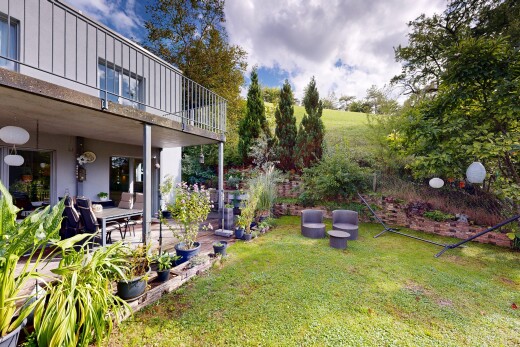 garten mit rasen, terrasse, property visible, und day time