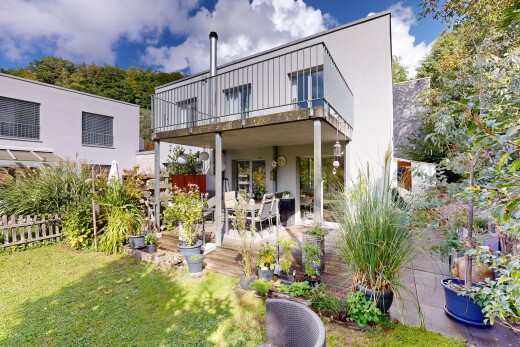 außenansicht mit terrasse, day time, property visible, rasen, und stuckverkleidung