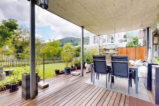 terrasse mit zaun, essbereich im freien, from property, deck, und day time