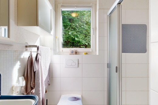 bad mit komplettes badezimmer, dusche, inside property, waschbecken, und natürliches licht