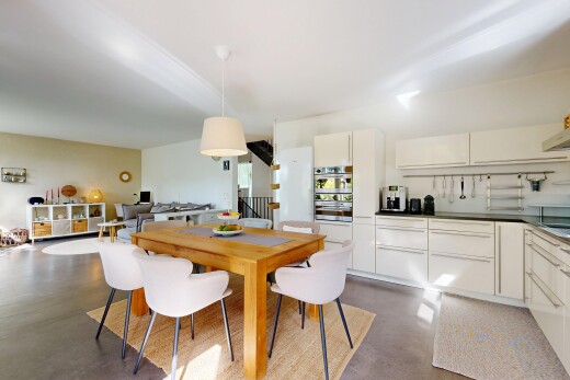 küche mit inside property, pendelleuchte, natürliches licht, natural light, und betonboden