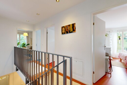 halle / korridor mit obergeschoss-podest, natürliches licht, natural light, inside property, und gipskartonwand