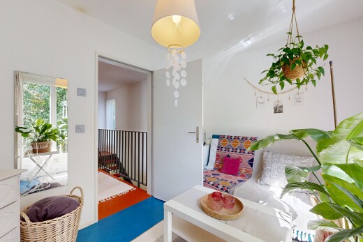 zimmer / schlafzimmer mit gipskartonwand, drywall, inside property, natürliches licht, und natural light