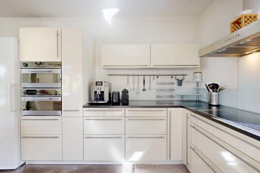 küche mit dunstabzugshaube, doppel backofen, kühlschrank, inside property, und weiße schränke