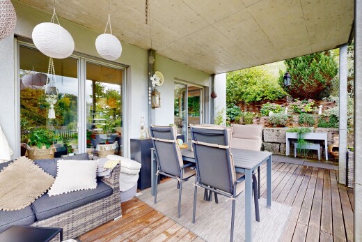 terrasse mit deck, essbereich im freien, und property visible