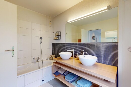 bad mit spiegel, inside property, komplettes badezimmer, tile tub, und doppelwaschtisch