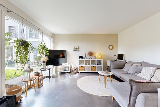 wohnzimmer mit natürliches licht, natural light, betonboden, concrete floor, und fernseher