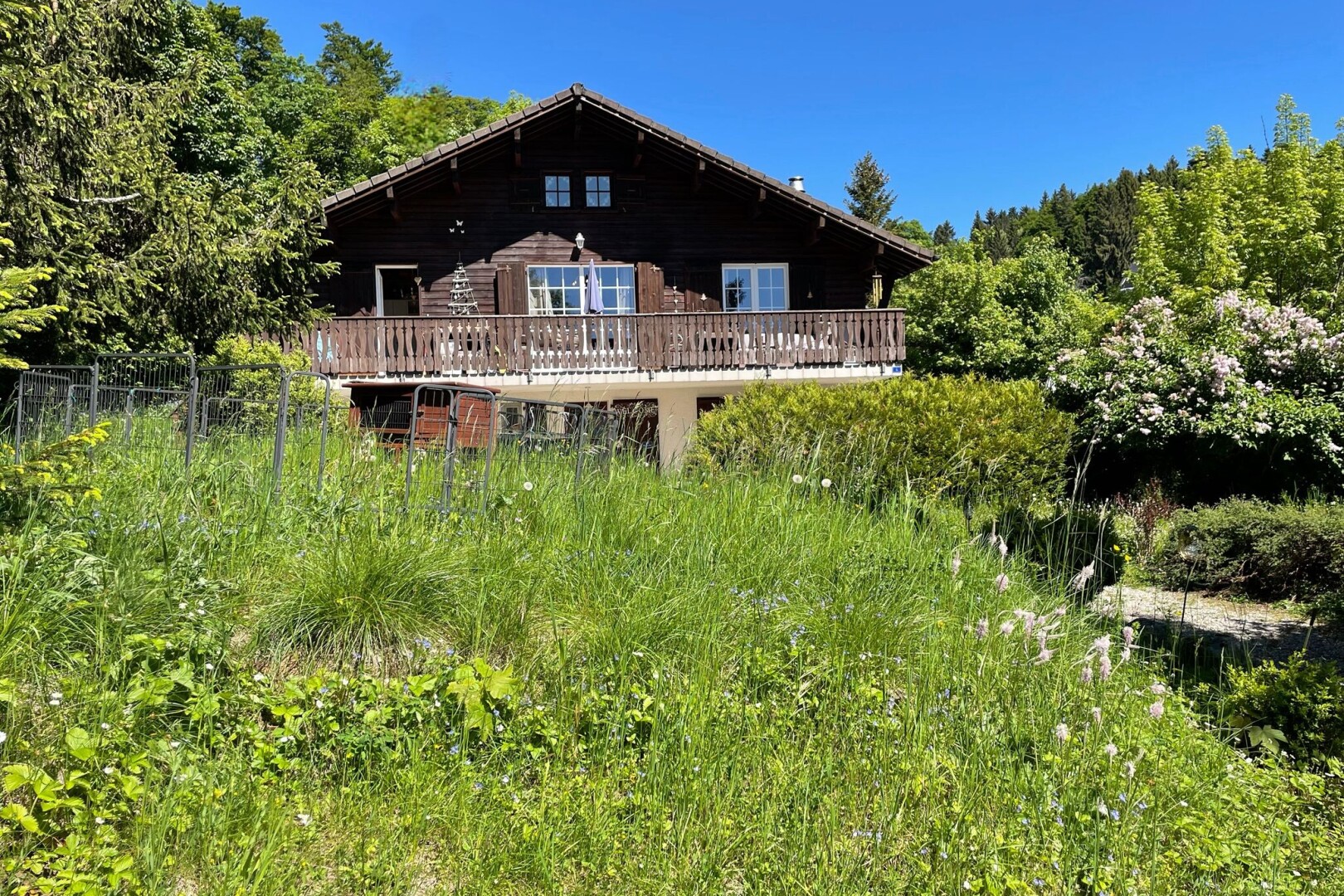 façade avec property visible, day time, terrasse, vue sur la forêt, et forest view