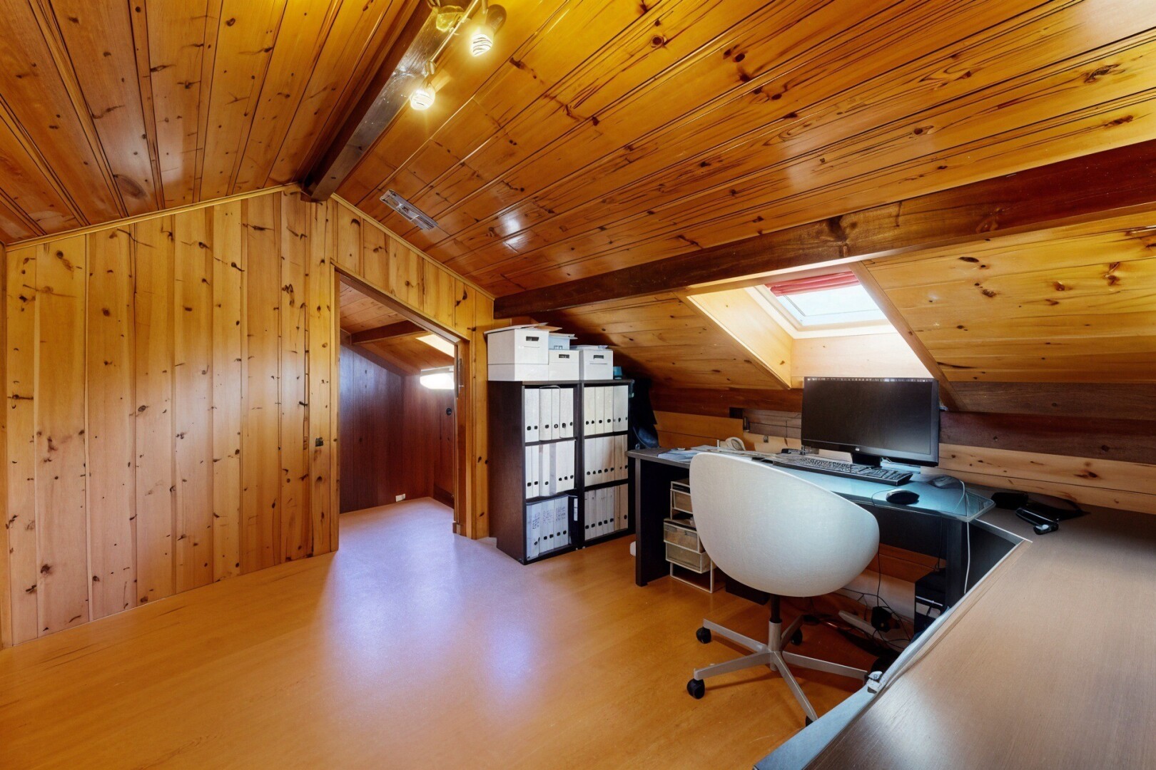 bureau avec plafond voûté, mur en bois, plancher de bois, plafond de bois, et télévision