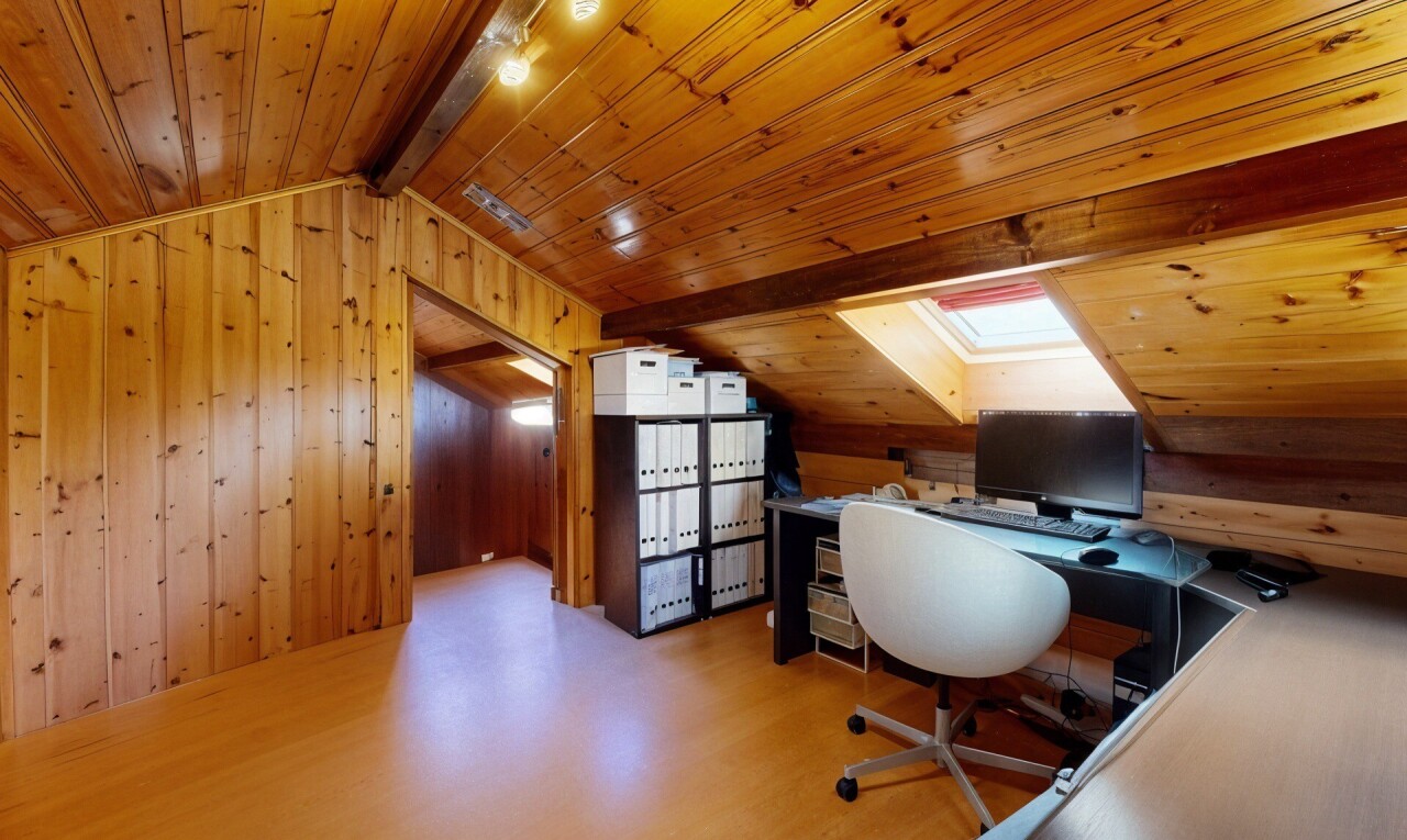 bureau avec plafond voûté, mur en bois, plancher de bois, plafond de bois, et télévision