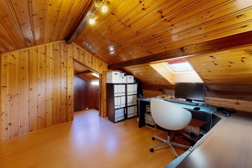 bureau avec plafond voûté, mur en bois, plancher de bois, plafond de bois, et télévision