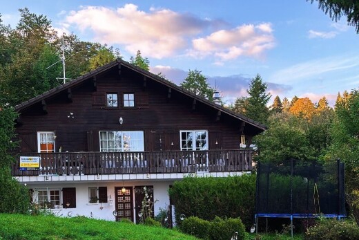 außenansicht mit trampolin, horizontale verkleidung, und property visible