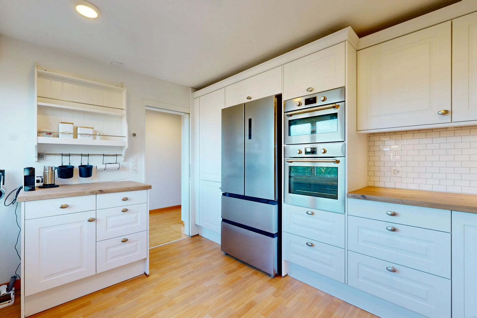 küche mit hochgezogene schränke, raised cabinets, weiße schränke, white cabinets, und kühlschrank