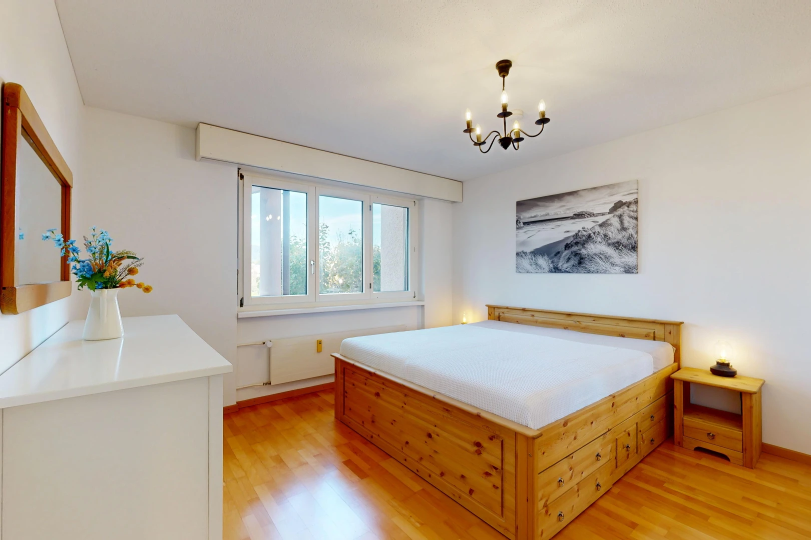 zimmer / schlafzimmer mit drywall, gipskartonwand, wood finish floor, holzfußboden, und light floor