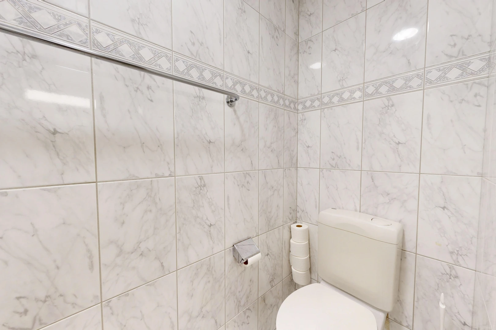 bad mit toilette, tile wall, und fliesenwand