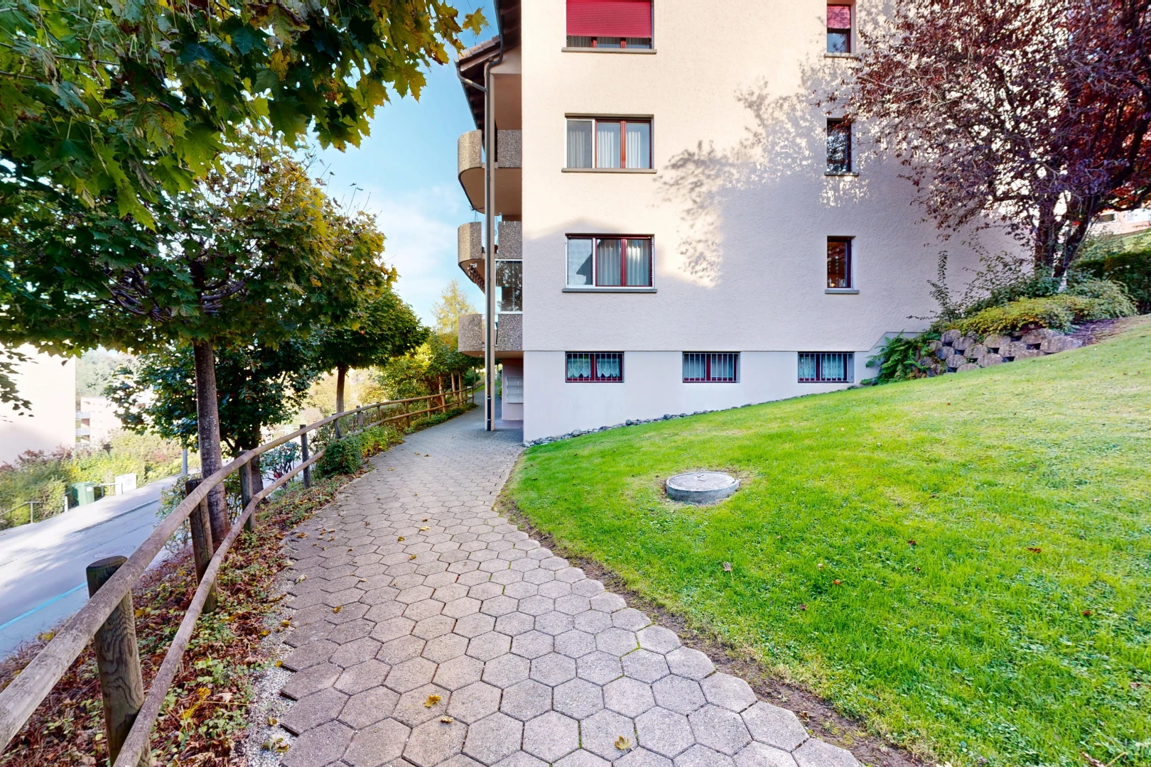 außenansicht mit zaun, apartment complex view, blick auf wohnanlage, from community, und day time